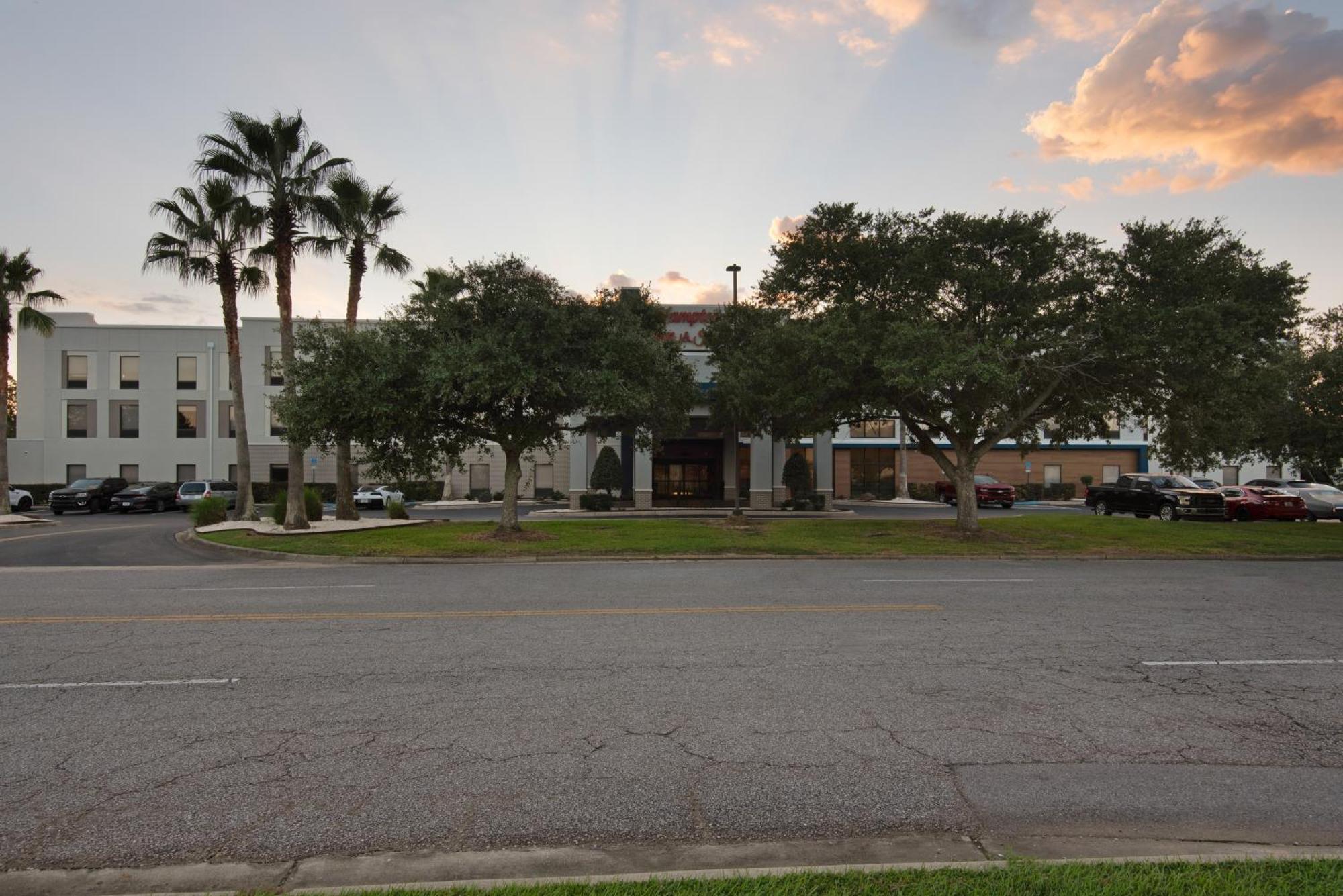 Hampton Inn & Suites Pensacola I-10 N At University Town Plaza Exteriör bild