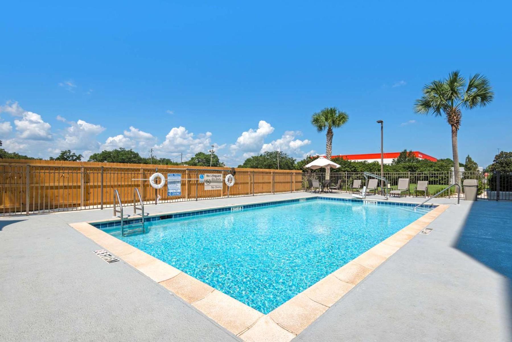 Hampton Inn & Suites Pensacola I-10 N At University Town Plaza Exteriör bild